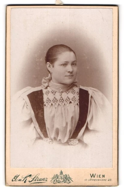 Photography August & Karl Strunz, Vienna, Löwengasse 29, young lady in contemporary