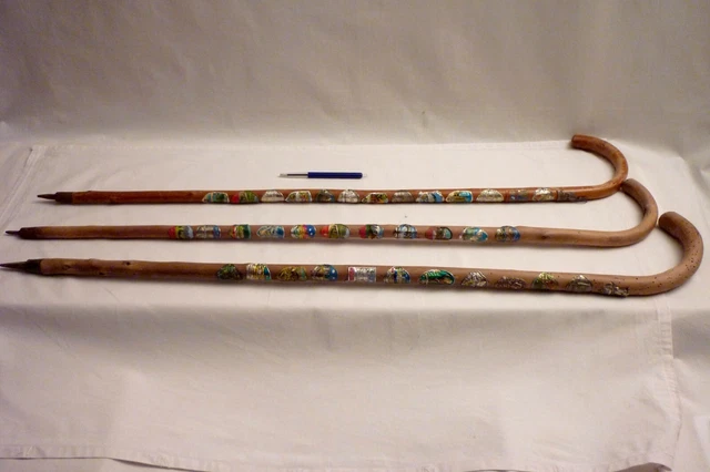 Lot de 3 cannes de marche en bois anciennes avec 37 écussons - années 1940~1950