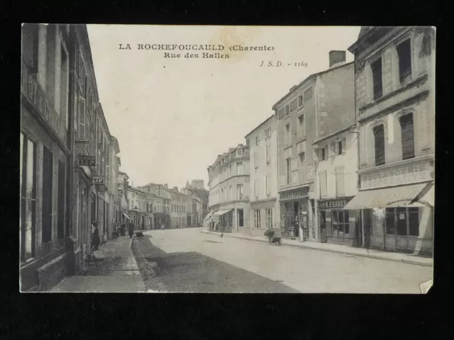 CPA La Rochefoucauld (16) Rue des halles