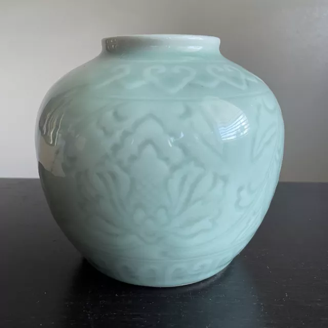 Vintage Chinese Green Celadon Glazed Porcelain Ginger Jar Vase Ruyi Flower Art