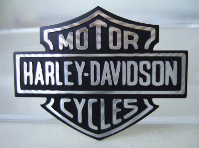 https://www.picclickimg.com/xs8AAOSwgQ9V3Z1L/Harley-Davidson-Aufkleber-Emblem-Bar-Shield-aluminium-schwarz.webp