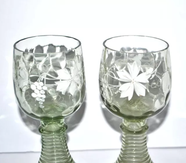 Verre à vin du Rhin ancien ROEMER en verre soufflé vert clair émaillé blanc 14.5 3