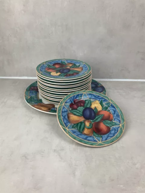 Lot 14 petites assiettes et une grande en porcelaine fine copie Victoria Beale?