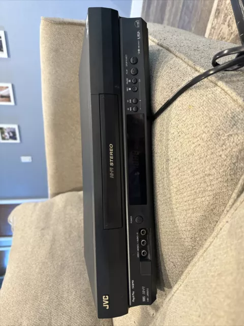 JVC HR-J692U VCR VHS Player Recorder HQ 4-Head Hi-Fi Stereo - No Remote