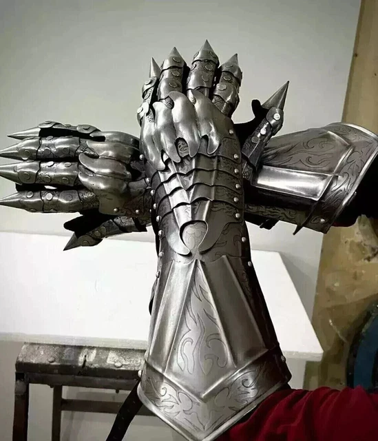 Gantelets Articulés du Chevalier Gothique pour vente. Disponible en