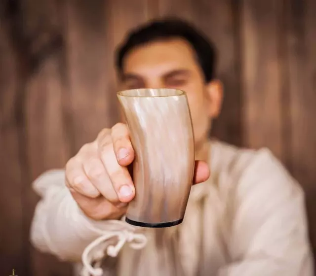 Taza para beber cerveza con cuerno vikingo hecha a mano, jarra con fondo de...