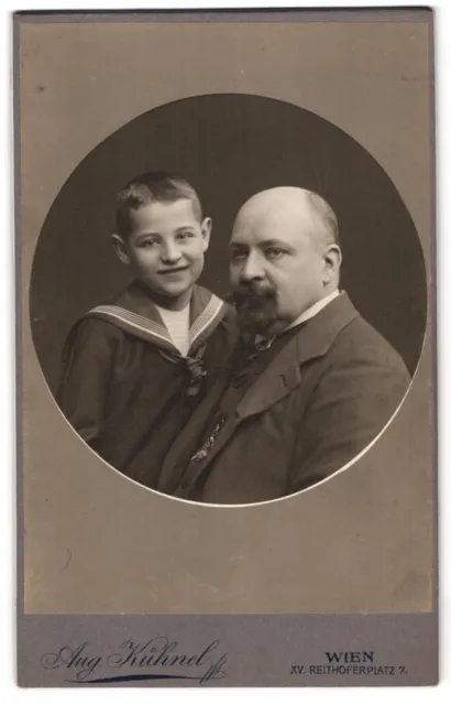 Fotografie Aug. Kühnel, Wien, Reithoferplatz 7, Vater im Anzug mit seinem Sohn