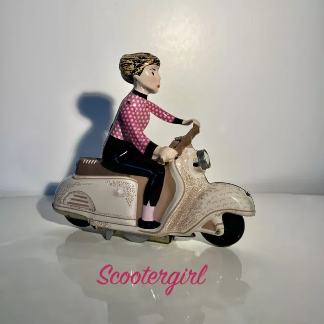 Blechspielzeug Dame auf dem Roller „Scootergirl“