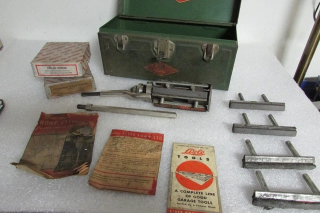 Lisle CH45 Cylinder Hone w/CHS-180Stones Metal Box with Key Vintage Lisle CH45 Cylinder Hone w/CHS-180Stones Metal Box with Key Vintage