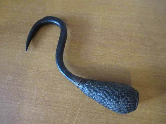 Ancien Outil Des Champs Crochet En Acier Forgé Poignée En Corde Tressée