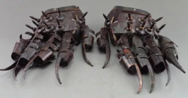 Ancient Collectibles Decorated Old Copper Hammered Protective Gloves In War Ancient Collectibles Decorated Old Copper Hammered Protective Gloves In War