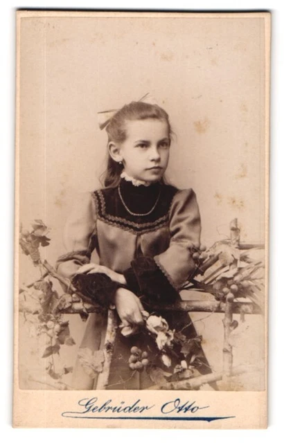 Fotografie Gebrüder Otto, Oranienburg, Berliner Straße 15, Hübsches Mädchen in
