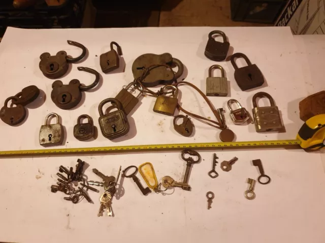 Lot Anciens cadenas et clés + quelques cadenas et clés modernes et autres