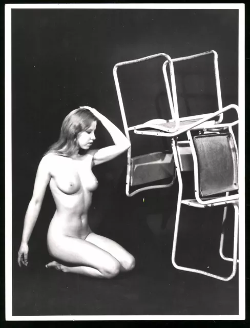 Photographie Nu Nues Femme en Plus Chaises à Genoux