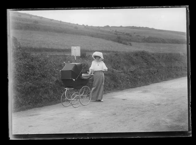 Women's pram fashion. France 1900. Woman, baby, pram. Negative glass photo. P129