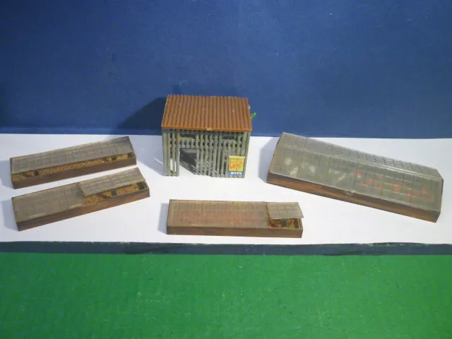 Um 1950 H0 Modell Eisenbahn Zubehör 4 verschiedene Treibhäuser mit Häuschen