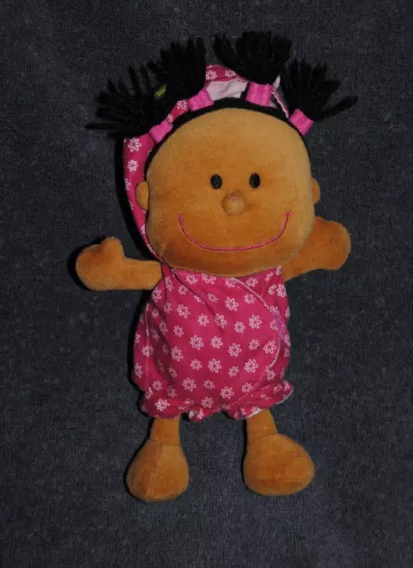 Peluche Doudou Poupée LILLIPUTIENS Metisse Fille Salopette Rose Hochet 21cm TTBE