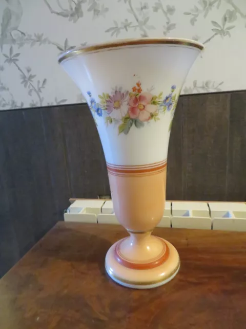 ancien grand vase en cristal opalin à décor de fleur napoléon 3 ( baccarat ?)