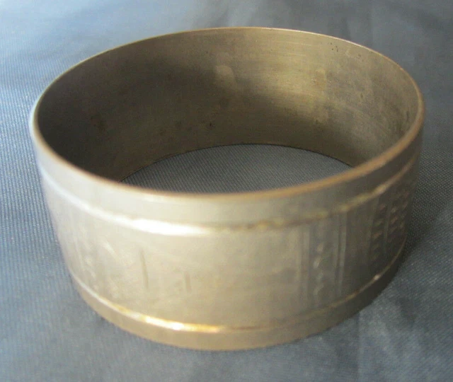 ROND DE SERVIETTE en métal argenté, baptème, collection, objet vitrine, cadeau EUR 9,90