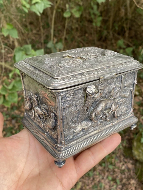 Coffret en métal argenté, à décor de scènes de chasse dans des