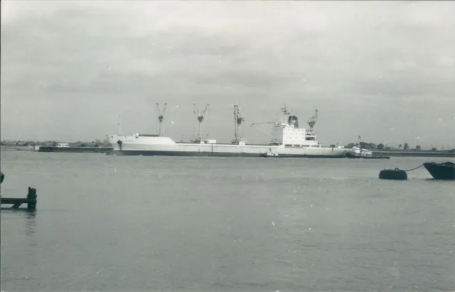 Nigerian MV river oli off gravesend 1989 ship photo