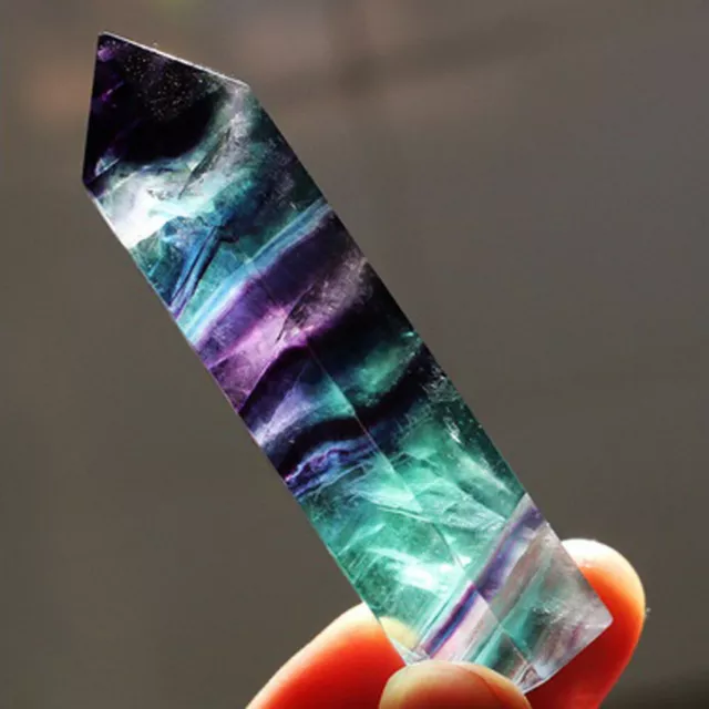 Natürlicher Regenbogen-Fluorit-Quarz-Kristall-Stab-Punkt-Heilstein sechseckig DE