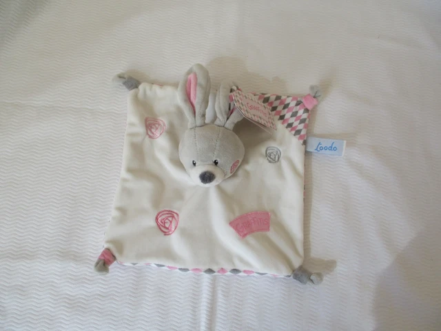 Doudou plat lapin  TOODO - GRAFFITIS  - carré blanc rose gris