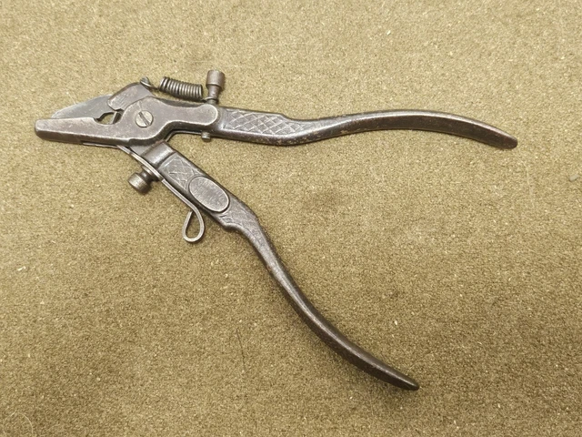 A VOIR, ANCIENNE pince à avoyer Peugeot Fréres EUR 10,00 - FR