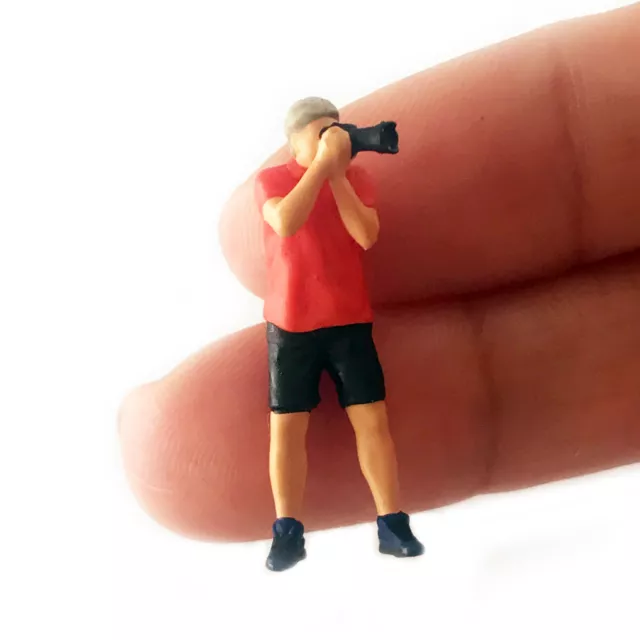 1:64 Painted Figure Mini Model Miniature Resin Diorama Shooting Photographer Red