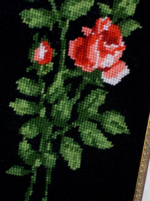 Old Vintage Crewel Complet Art Needlepoint  Red Roses Green Leaves Dark Room