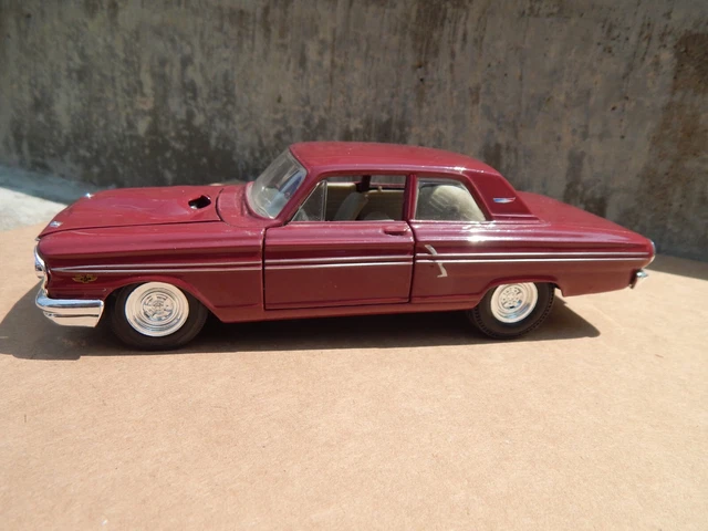 Maisto 1964 Ford Fairlane Thunderbolt 1:24 Diecast Car