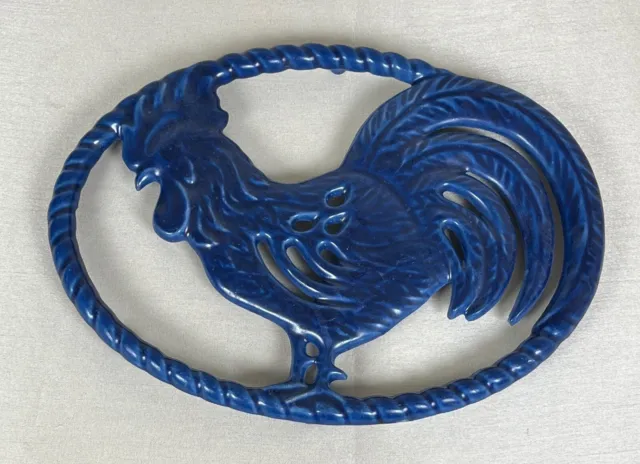 Ancien XXème dessous de plat en fonte décor coq bleu