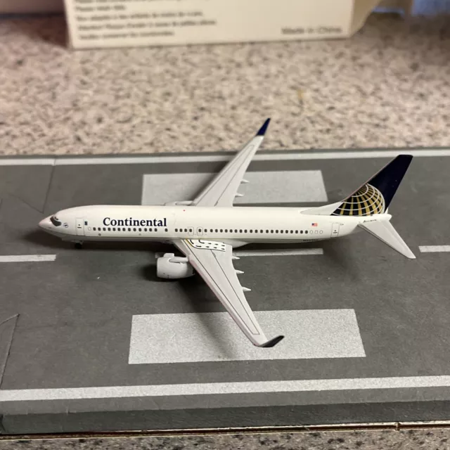 AeroClassics 400 scale diecast model Continental B737-8 commercial Jet N26226 2