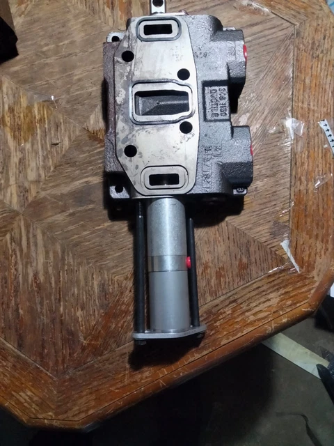 McNeilus VALVE,VA35,4-WAY SEC,W/AC McNeilus 0630826 /McNeilus 0615897
