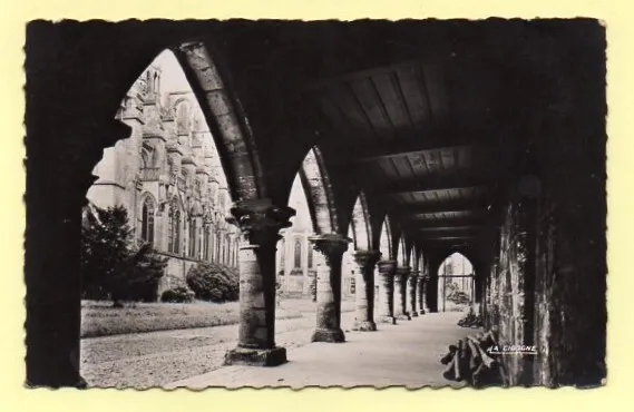 CPA 02 - LAON - Les arcades du palais de justice