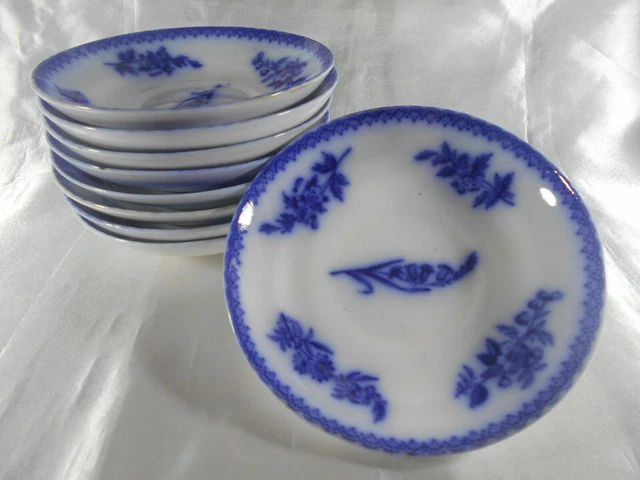Belle suite de six coupelles à fruits en porcelaine décor