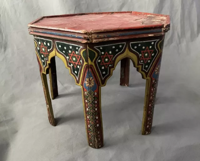 Ancienne table basse d’appoint à thé marocaine en bois peint