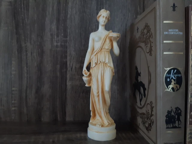 Statue de la déesse Hebe en albâtre