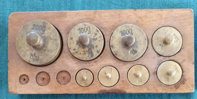 Messinggewichte von 1917 im Holzblock 1x200, 2x100, 1x50, 1x20, 2x10, 1x5gr