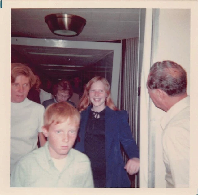 WOMEN MAN KIDS GINGER RED HAIR FAMILY TOUR CROWD VERNACULAR VTG 70s PHOTO 702