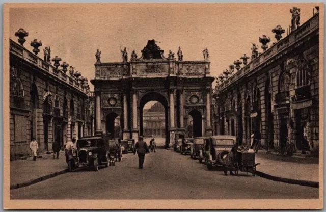 Vintage NANCY, France Postcard "L'arc de Triomphe - Rue Here" Street View Unused