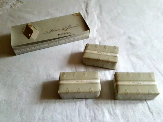 3 ANCIENS SAVONS DE BEAUTE aux fleurs FUNEL ann 50 60 / 3 OLD SOAPS Funel 1950