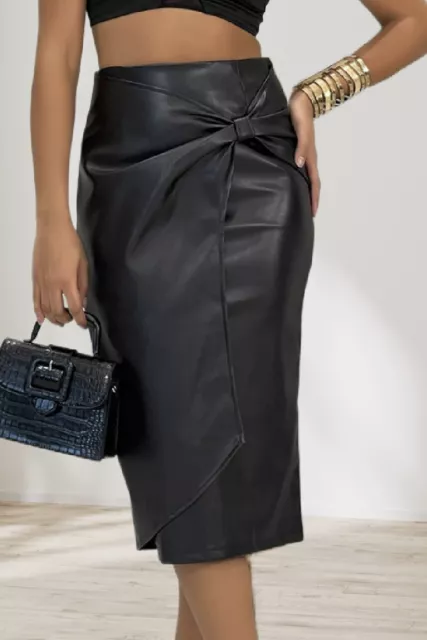 JUPE CRAYON EN simili cuir noir. Jupe mi longue . Saison Automne