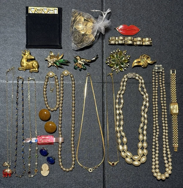 Lot De Bijoux Anciens Et Vintage - Colliers, Bracelet, Boucles D'oreilles, Etc.
