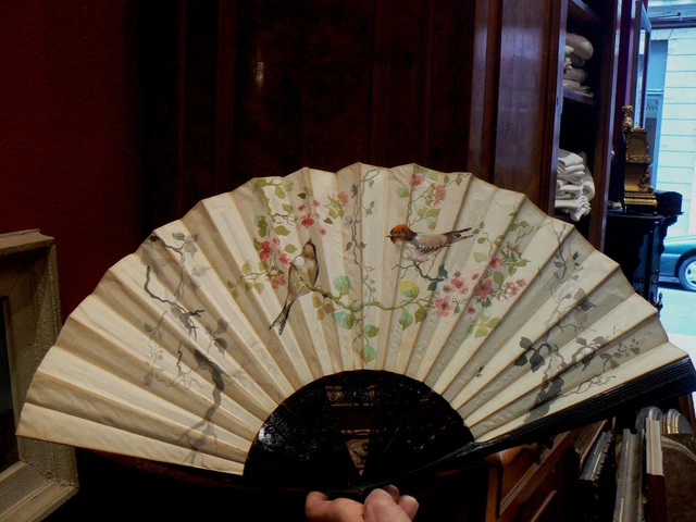 tres bel ancien grand eventail epoque 19 eme decor de mesanges tissu peint