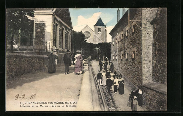 CPA Chennevieres-sur-Marne, L´Eglise et la Mairie, vue de la Terrasse