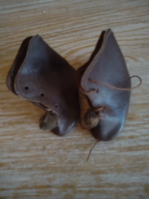 Paire de chaussures pour poupée ancienne
