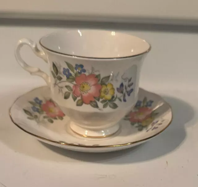 Queen Anne Bone China , Teacup & Saucer Plate Set #8562 / A370 * PreOwned *