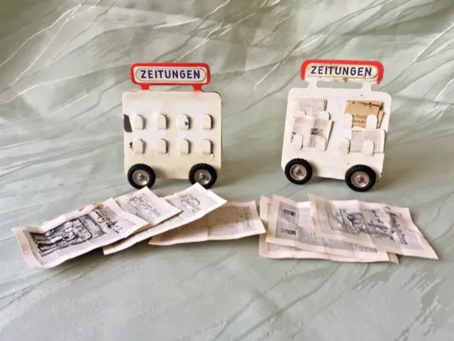 Ansehen:2 Kibri Blech  Zeitungswagen mit 14 Zeitungen.Für Spur0-1.Bahnsteig etc.