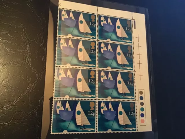 GB. TRAFFIC LIGHT CORNER BLOCKS OF  8 12p. STAMPS  U/MINT. SAILING.  VERY NICE.